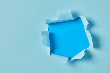 Yukarıdan yırtılmış kağıt