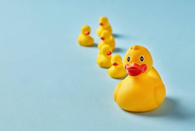 Mavi arkaplanda lastik ördekler