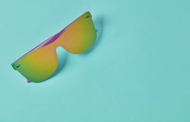 Yaz çok renkli güneş gözlüğü