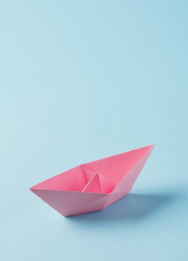 Mavi arkaplanda kağıt tekne