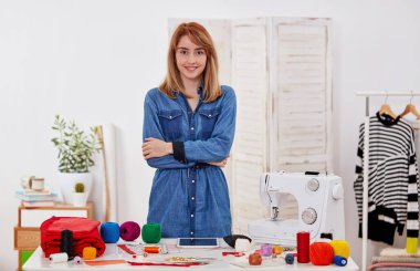 Atölyesindeki genç terzi kadın.