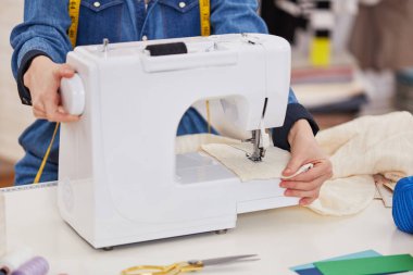 Atölyesindeki genç terzi kadın.