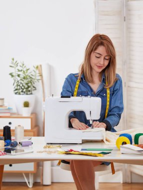 Atölyesindeki genç terzi kadın.