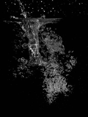 Siyah arkaplanda su altı sıçraması