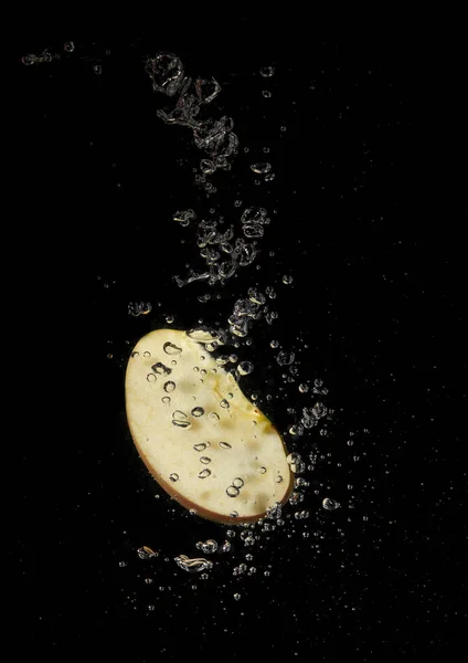 Apfel Planscht Wasser Auf Schwarzem Hintergrund — Stockfoto