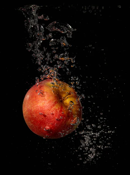 Apfel Planscht Wasser Auf Schwarzem Hintergrund — Stockfoto