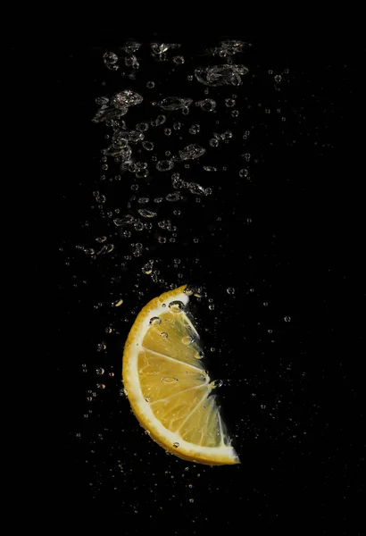 Éclaboussures Citron Dans Eau Sur Fond Noir — Photo