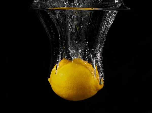 Πιτσιλιές Λεμονιού Νερό Μαύρο Φόντο — Φωτογραφία Αρχείου