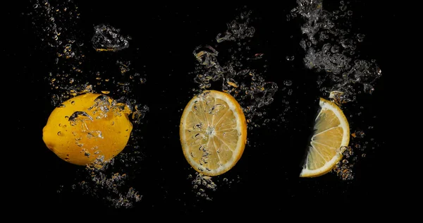 Éclaboussures Citron Dans Eau Sur Fond Noir — Photo