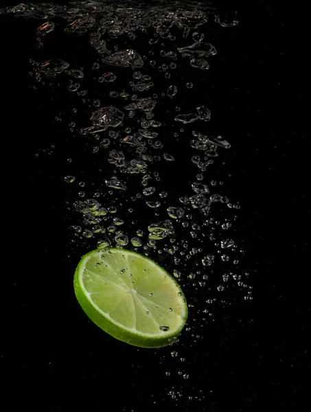 Kalk Plätschert Wasser Auf Schwarzem Hintergrund — Stockfoto