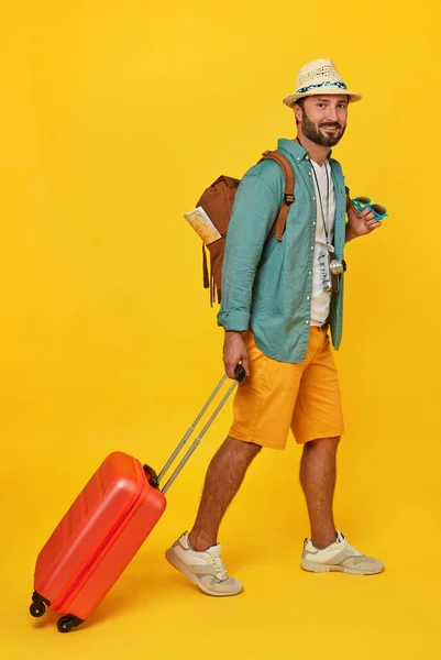 Fröhlicher Mann Mit Rucksack Koffer Und Fotokamera Auf Gelbem Hintergrund — Stockfoto