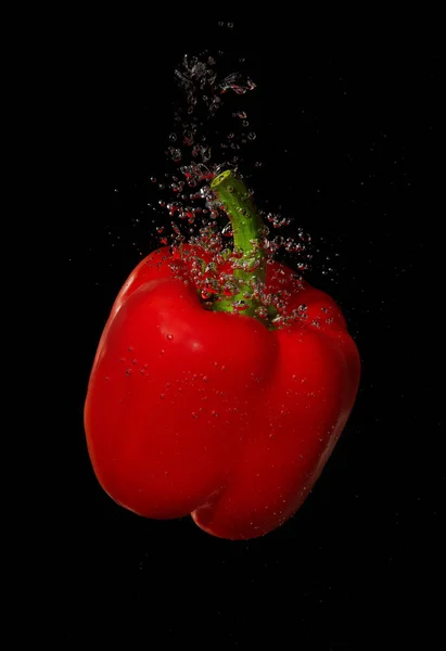 Roter Pfeffer Spritzt Wasser Auf Schwarzem Hintergrund — Stockfoto