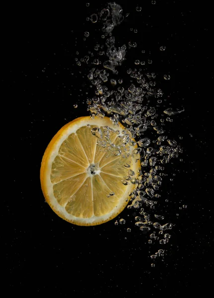 Éclaboussures Citron Dans Eau Sur Fond Noir — Photo
