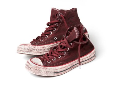 Beyaz arkaplanda kullanılmış tuval ayakkabılar