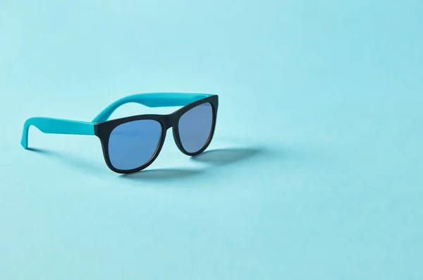 Lunettes Soleil Été Sur Fond Bleu — Photo