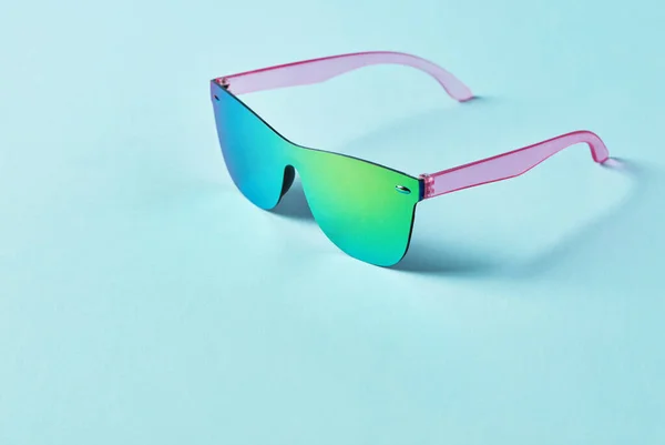 Zomer Multi Gekleurde Zonnebril Blauwe Achtergrond — Stockfoto
