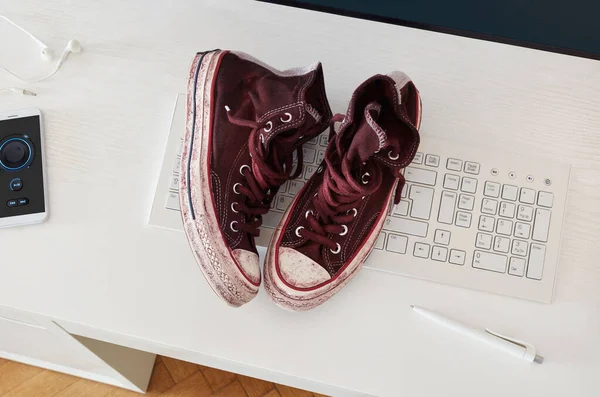 Leinenschuhe Auf Dem Schreibtisch — Stockfoto