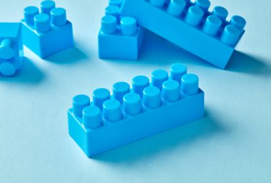 Mavi arka planda mavi oyuncak tuğlaları