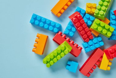 Yukarıdan plastik oyuncak blokları