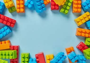 Yukarıdan plastik oyuncak blokları