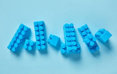 Mavi arka planda mavi oyuncak tuğlaları