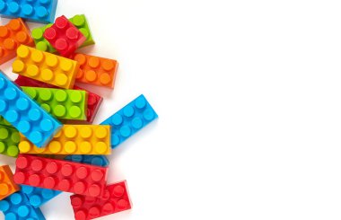 Beyaz arkaplanda plastik oyuncak blokları