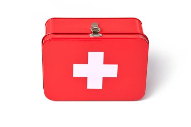 Beyaz arkaplanda ilk yardım çantası