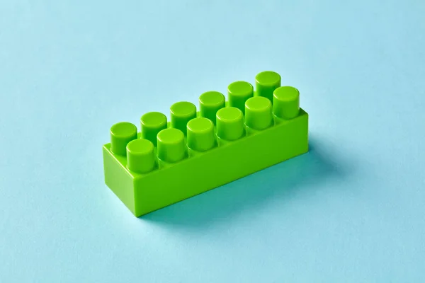 蓝色背景的绿色玩具砖 — 图库照片