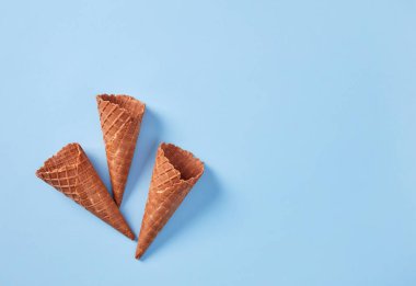 Dondurma külahları mavi arkaplanda