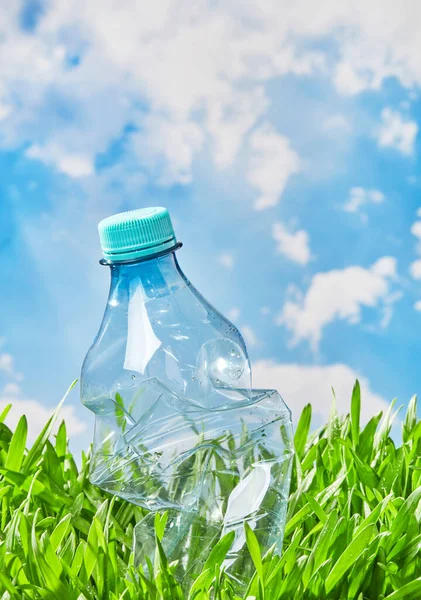 Wasserflasche Gras — Stockfoto