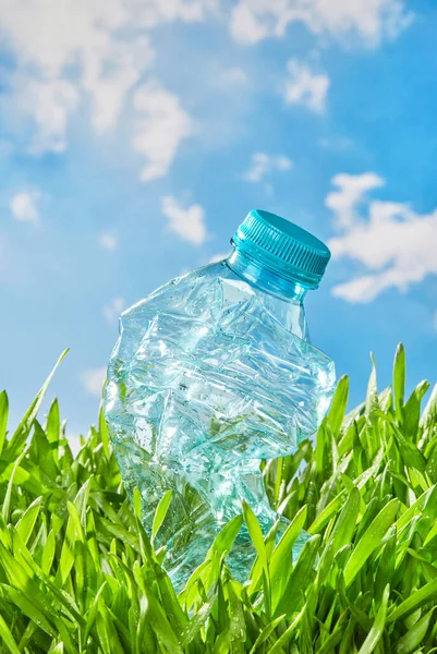 Wasserflasche Gras — Stockfoto