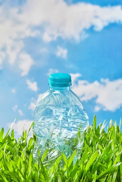 Wasserflasche Gras — Stockfoto