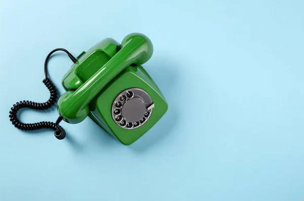 Téléphone Vert Rotatif Sur Fond Bleu — Photo