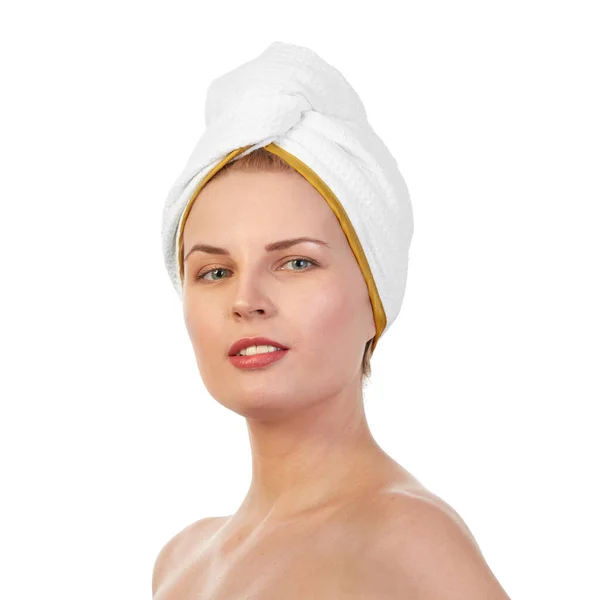 Jonge Vrouw Witte Handdoek Gewikkeld Rond Hoofd — Stockfoto