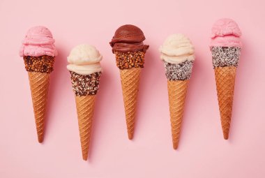Pembe arka planda dondurma külahları