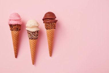 Pembe arka planda dondurma külahları