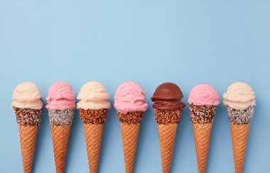 Dondurma külahları mavi arkaplanda