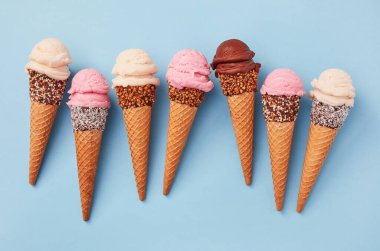 Dondurma külahları mavi arkaplanda