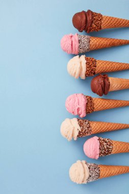 Dondurma külahları mavi arkaplanda