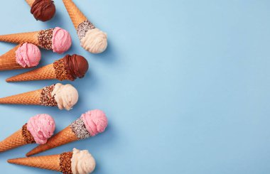 Dondurma külahları mavi arkaplanda