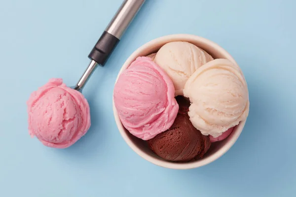 Bolas Helado Sobre Fondo Azul — Foto de Stock