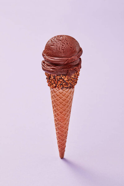 Конус мороженого на розовом фоне