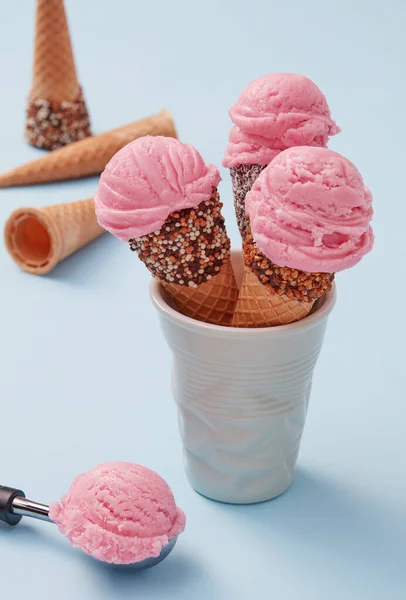 Jégkrém Kúp Kék Háttér — Stock Fotó