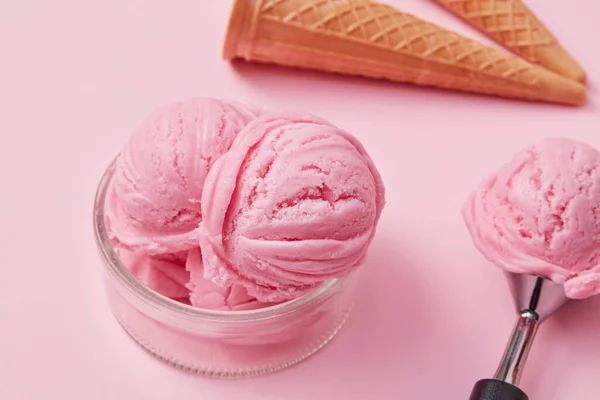 Домашнее Мороженое Розовом Фоне — стоковое фото