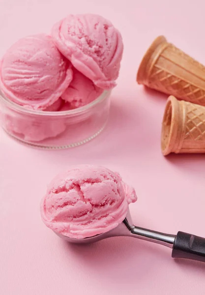 Helado Casero Sobre Fondo Rosa — Foto de Stock