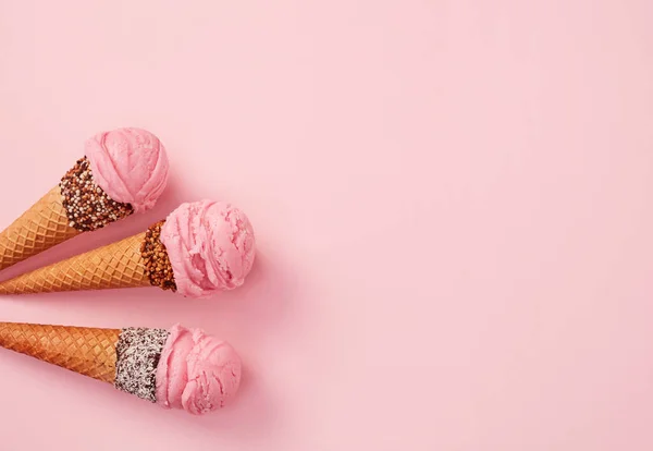 Jégkrém Kúp Rózsaszín Háttér — Stock Fotó