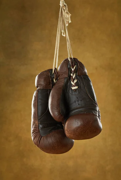 Vieux Gants Boxe Suspendus Sur Mur — Photo