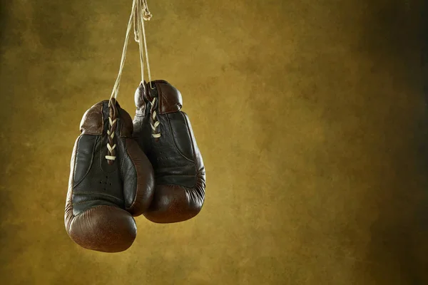 Velhas Luvas Boxe Penduradas Uma Parede — Fotografia de Stock