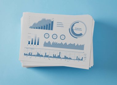 Yukarıdan grafikler ve grafikler görünen kağıt yığını