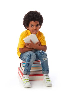 Kitapları olan Afro-Amerikalı çocuk.